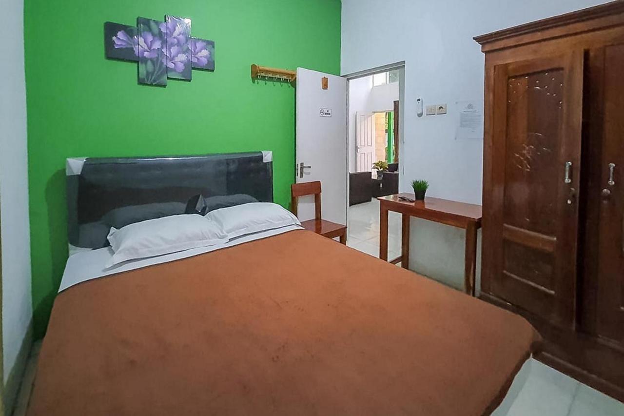 Syafa Homestay Syariah Mitra Reddoorz Tuban  Exterior photo