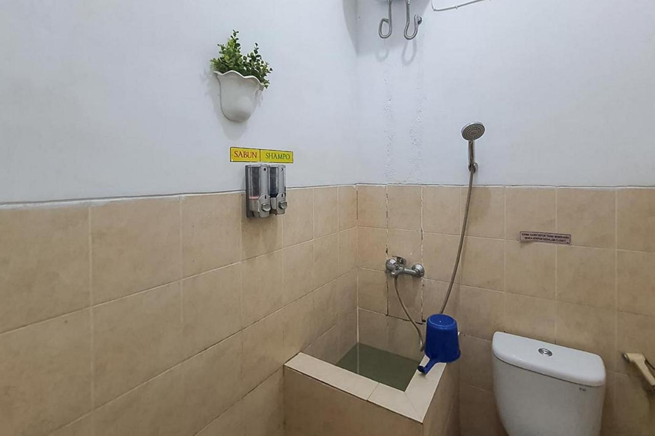 Syafa Homestay Syariah Mitra Reddoorz Tuban  Exterior photo
