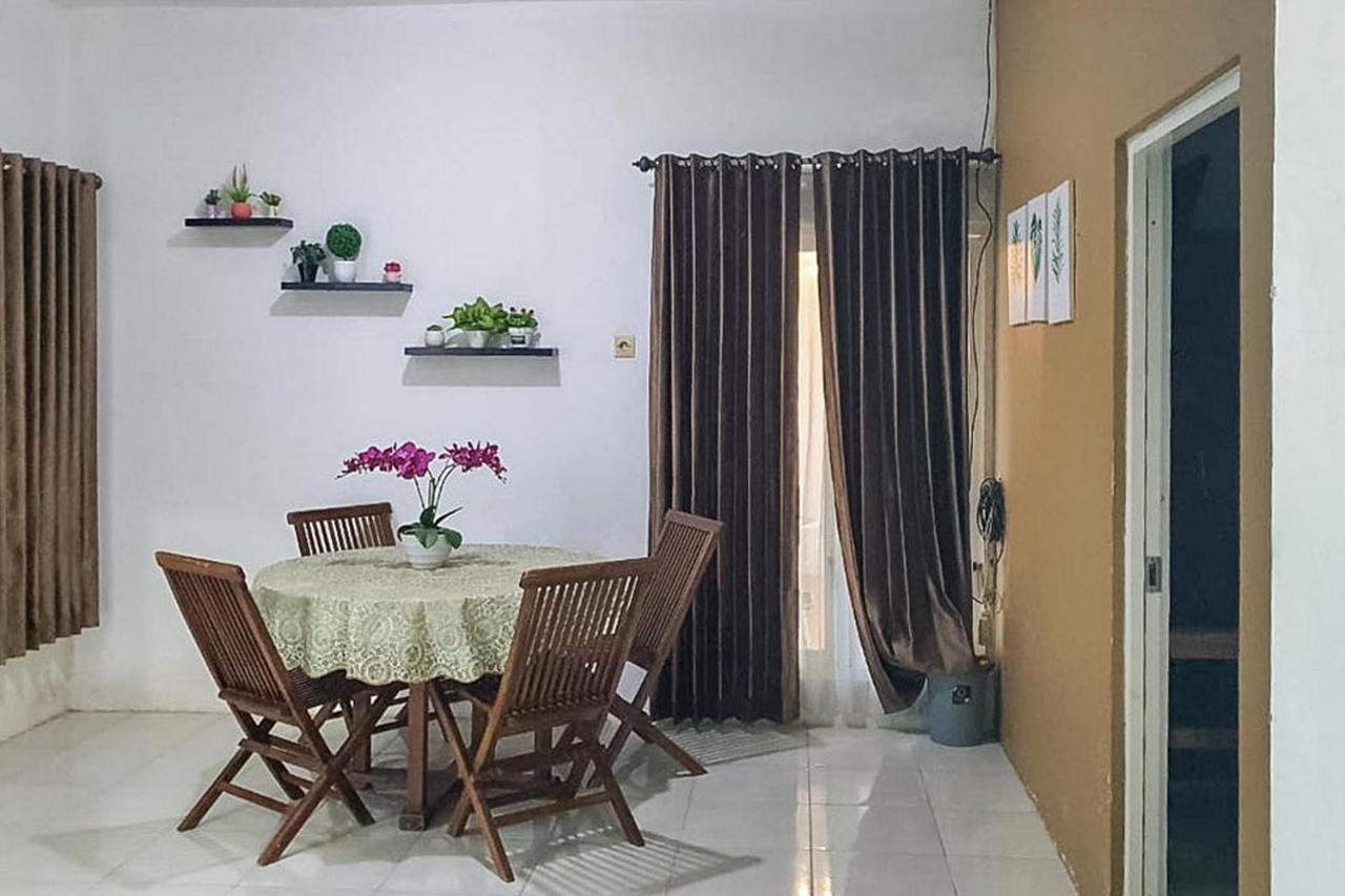 Syafa Homestay Syariah Mitra Reddoorz Tuban  Exterior photo