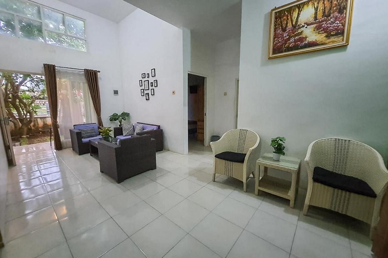 Syafa Homestay Syariah Mitra Reddoorz Tuban  Exterior photo